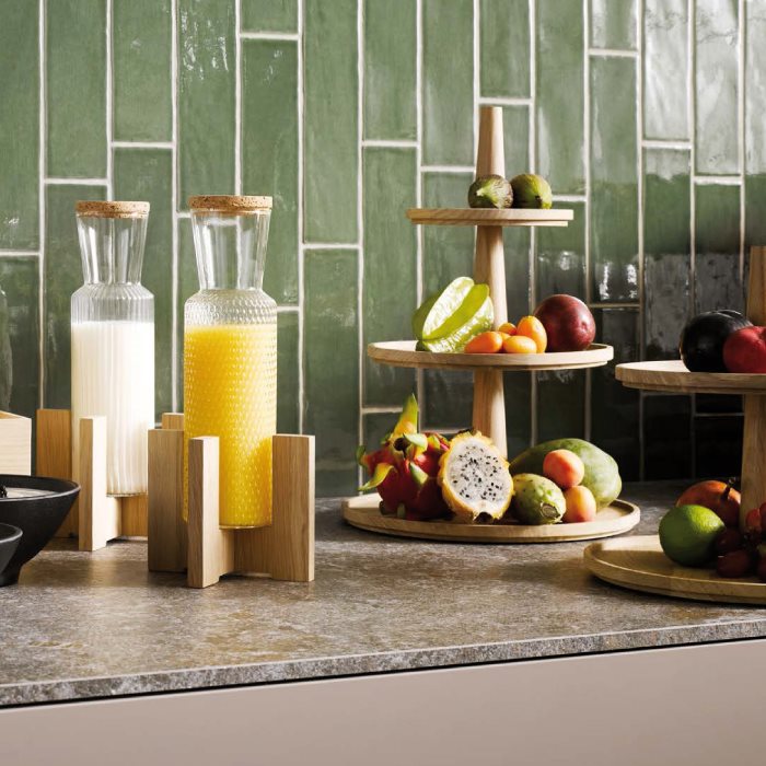Pedestal for glass carafe