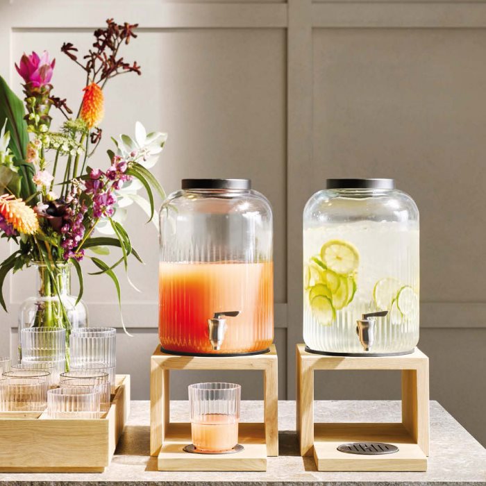 Pedestal for glass carafe